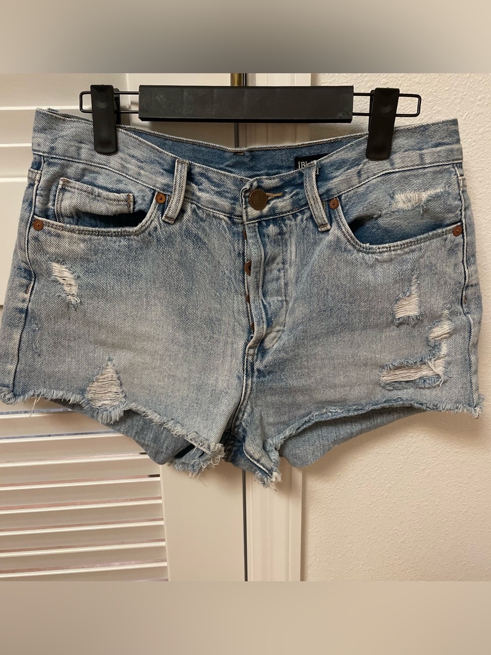 [BlankNYC]Distressed Light Wash Denim Cutoff Shorts women’s size 28